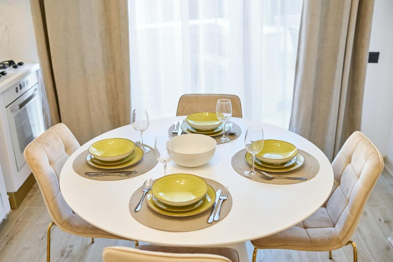 Mg Brothers Apartment In Infinity Beach Resort Mamaia Exteriör bild