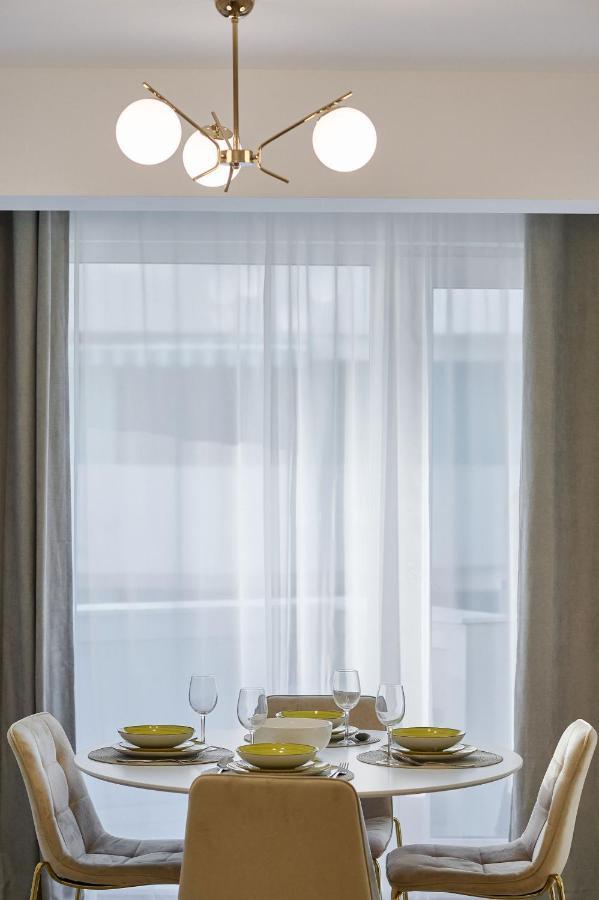 Mg Brothers Apartment In Infinity Beach Resort Mamaia Exteriör bild